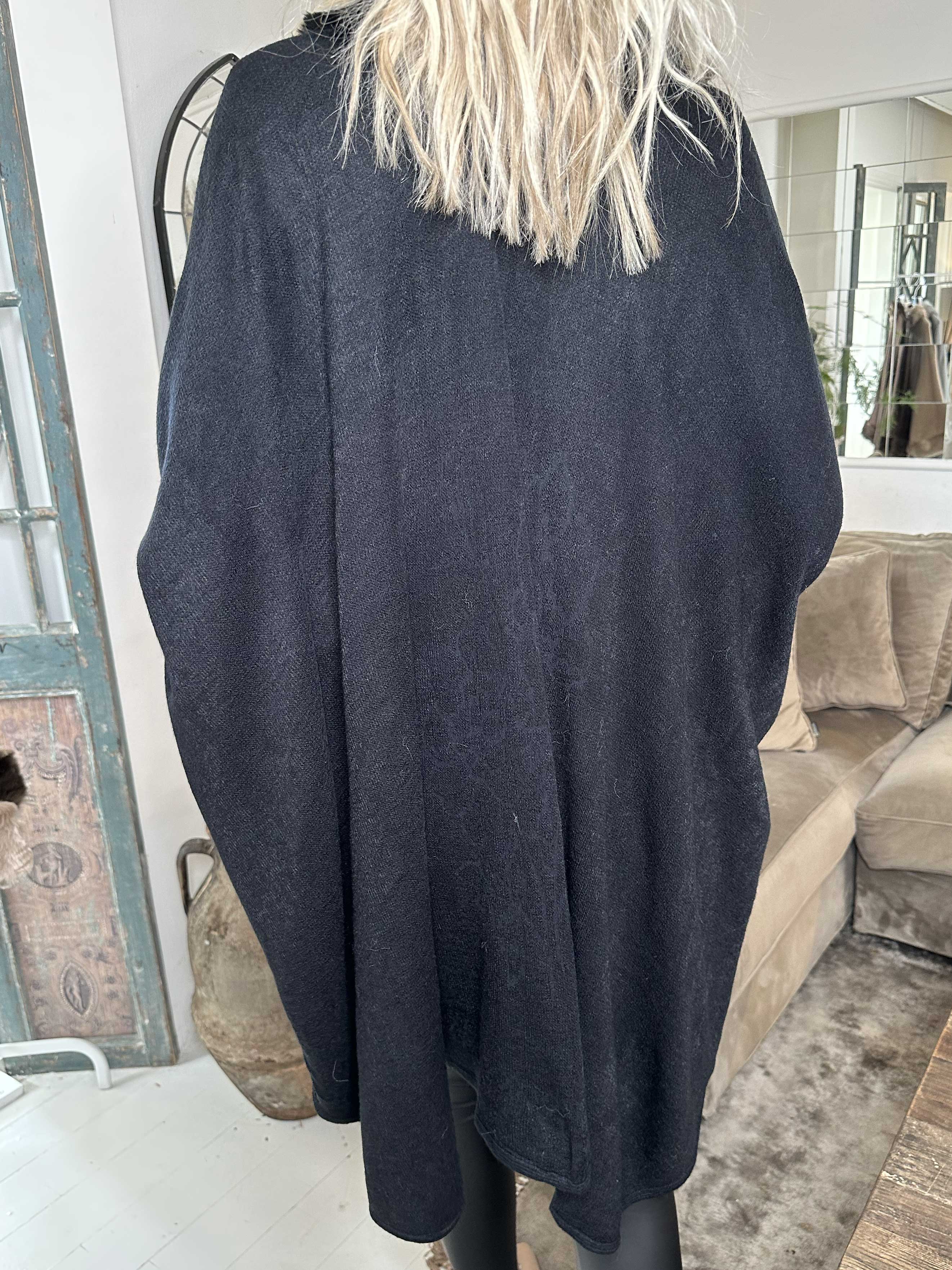 Manon - Strikponcho med faux fur pelskant